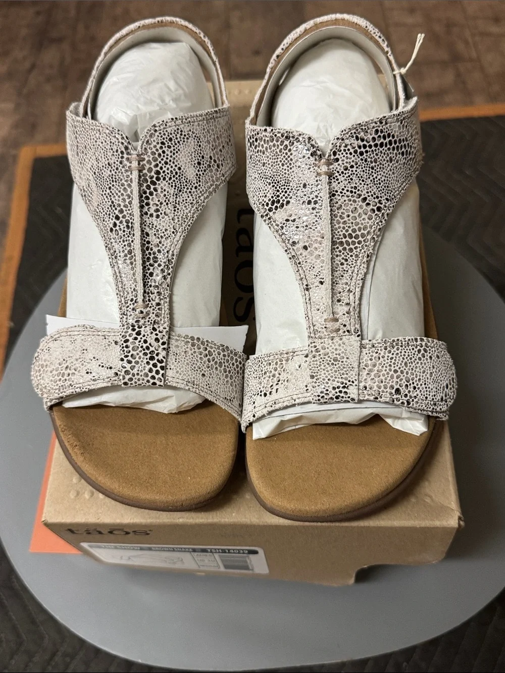 Taos (style) THE SHOW/ (color) BROWN SNAKE